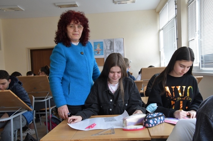 Сребринка Лакова работи в СУ „Емилиян Станев“ от създаването на гимназията до днес